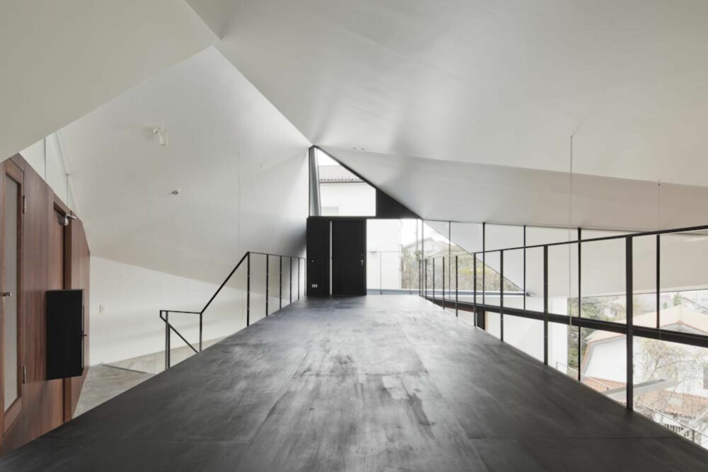 MINIMALISME: Interiøret i boligen er holdt i sort, hvitt og grått. Skarpe kanter og rette linjer understreker det minimalistiske preget på huset.