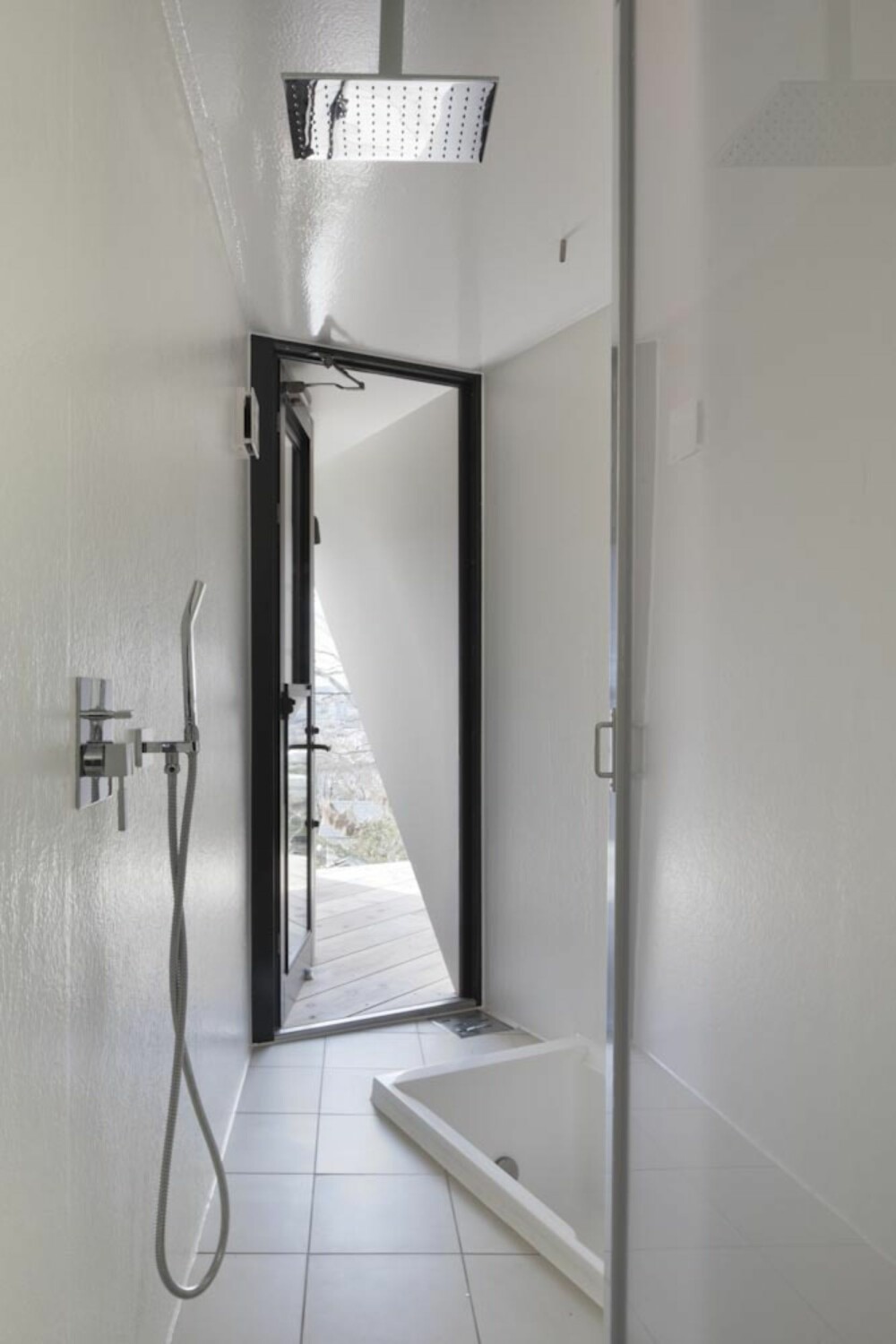 BADET: Skarpe vinkler og stram design råder også på badet, som er det eneste rommet med vegger i boligen.