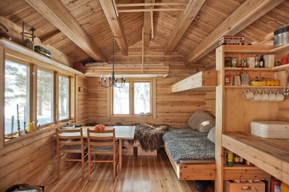 GOD UTNYTTELSE: Innredningen består av en dobbeltseng, to køyesenger til barna, et spisebord med stoler, pluss en sittebenk som også kan fungere som gjesteseng. Innredningen og møblene er plassert slik at plassen i rommet blir utnyttet maksimalt, og med godt dagslys der det trengs mest.