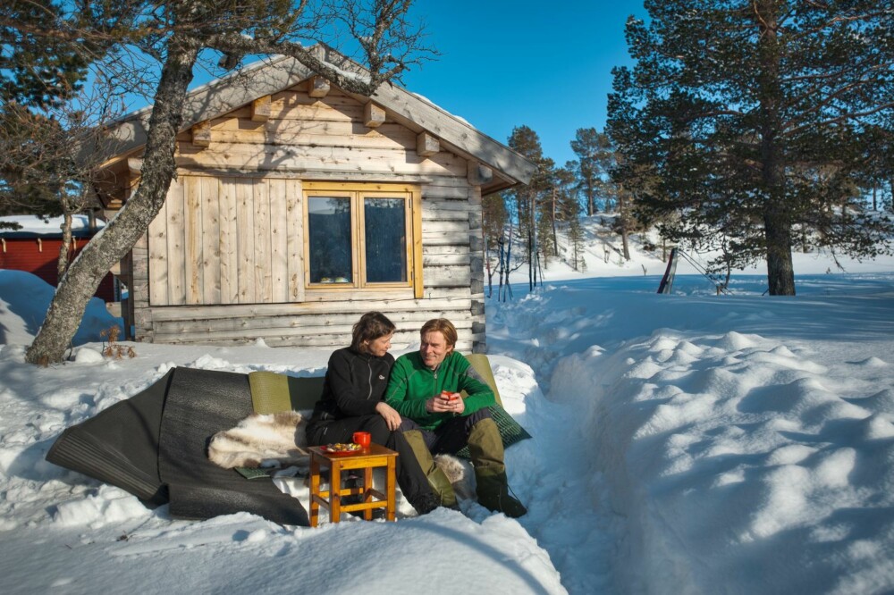 SAMMEN OM HYTTA: Etter endt skitur er det hyggelig med en kaffe i sola. Arkitektparet Bendik Manum og Anne Lise Bjerkan har i fellesskap tegnet hytta.