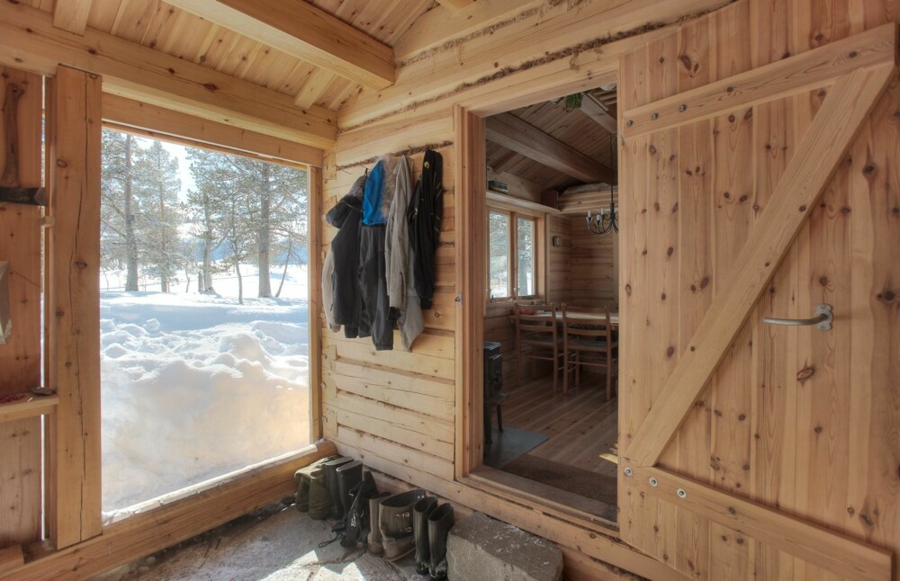 SMART INNGANG: Vindfanget er på ca. seks kvadratmeter og en forutsetning for at flere skal kunne bo sammen i en så kompakt hytte.