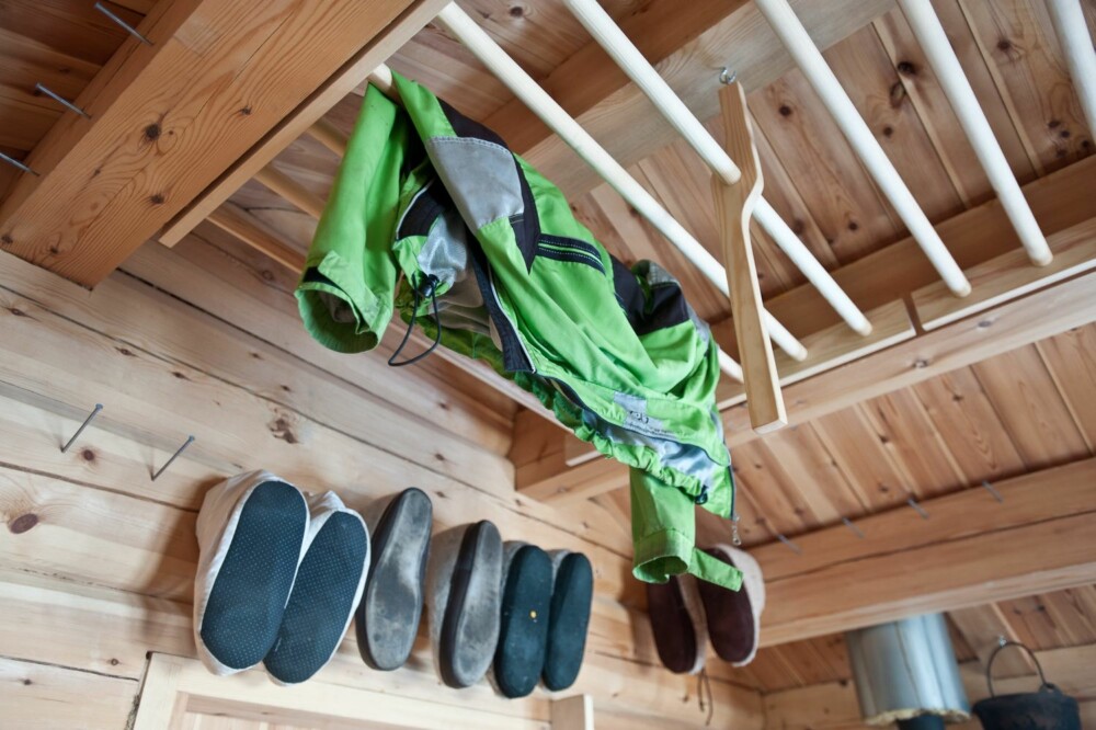 GODT SYSTEM: Personlige eiendeler er plassert på faste plasser. Legg merke til det heisbare tørkestativet i taket.