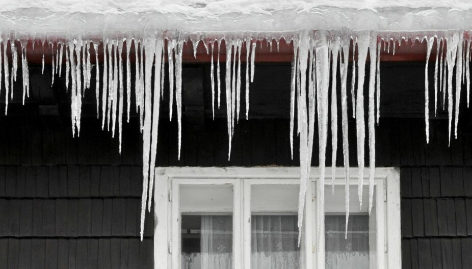 NOE GALT: Istapper kan være livsfarlige hvis de faller ned, og huseier er ansvarlig for å fjerne isen. Ser taket ditt slik ut, er det dessuten et tegn på at noe er galt med huset.