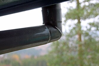 PROBLEM: Alle vinkler på nedløpsrør og takrenner kan være potensielle løvoppsamelere og forårsake at vann blir stående og i neste runde fryser. PROBLEM: Alle vinkler på nedløpsrør og takrenner kan være potensielle løvoppsamelere og forårsake at vann blir stående og i neste runde fryser.