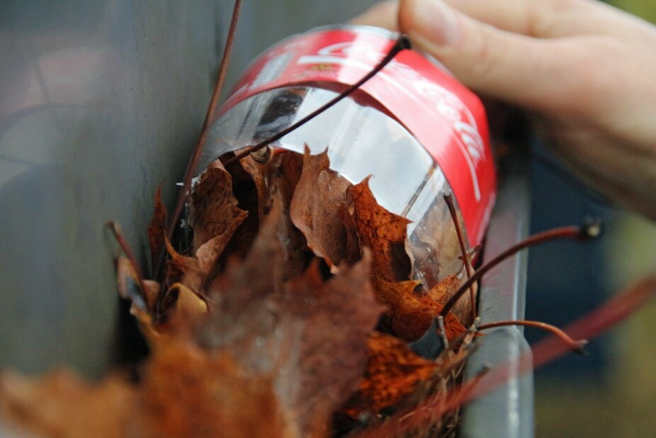 ENKELT: Kapp bunnen av en brusflaske, hold den i tuten og før den bortover i takrennen slik at den samler opp løv.