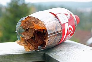 RESULTATET: Og når brusflasken er full, er det bare å ta den med til søppelkassen og tømme den for løv. RESULTATET: Og når brusflasken er full, er det bare å ta den med til søppelkassen og tømme den for løv.