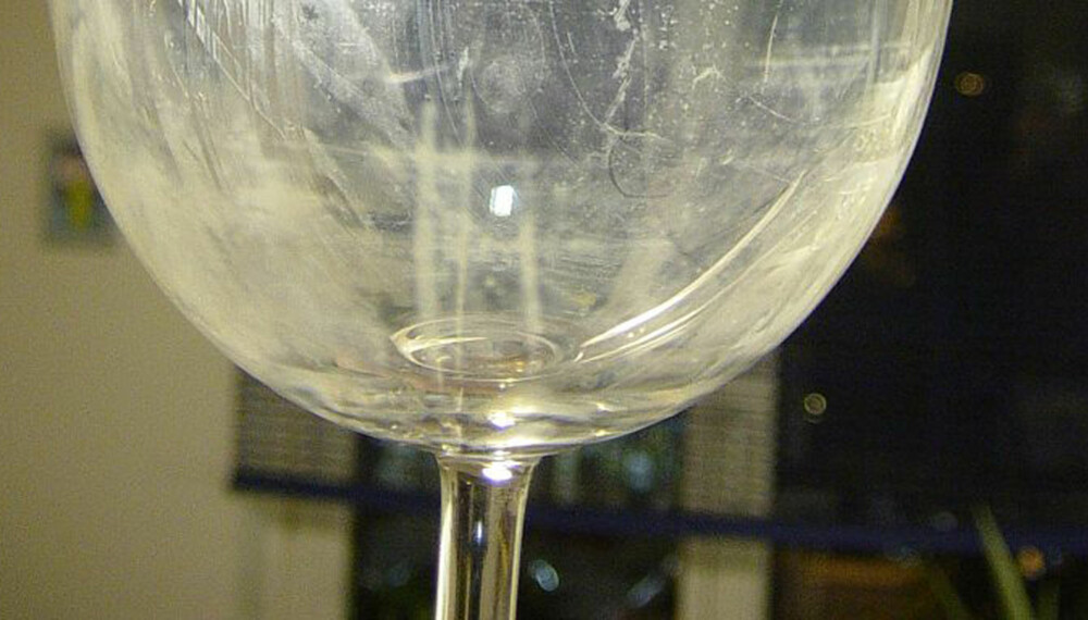 ØDELAGT: Hvis glasset har fått en slik hvit hinne, har det nok begynt å korrodere. Slik unngår du glasskorrosjon.