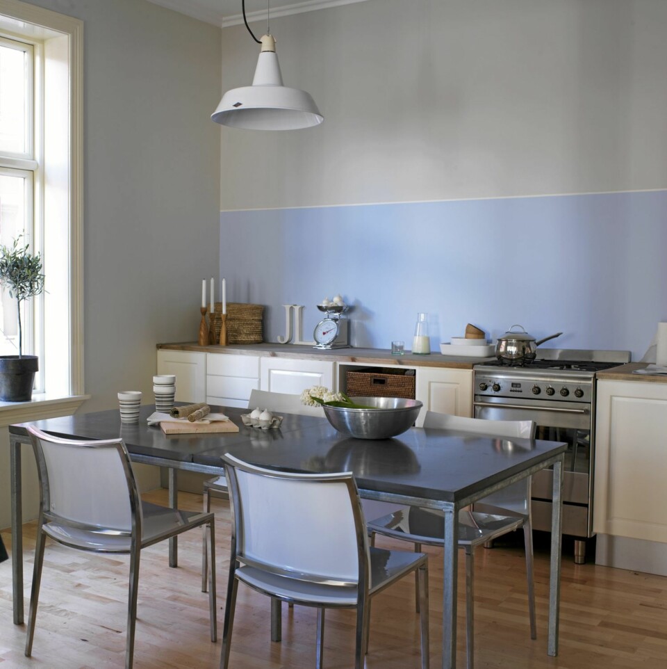 MALT OVER BENKEN: Maling er en lettvint metode. Her er det brukt Lady Easy Clean 4120 Risør (over benken) og Lady Easy Clean Skagen fra Jotun.