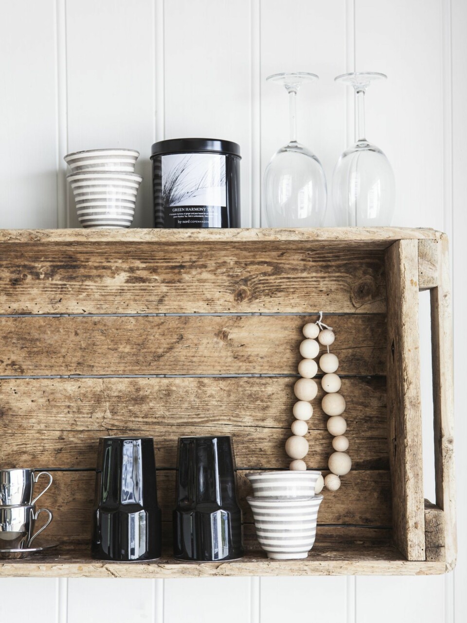 NOSTALGISK OG FUNKSJONELT: Den gamle kassen brukte Elins pappa i fiskeboden. I dag er den praktisk hylle, som huser moderne keramikk fra Tine K Home og deilig te.