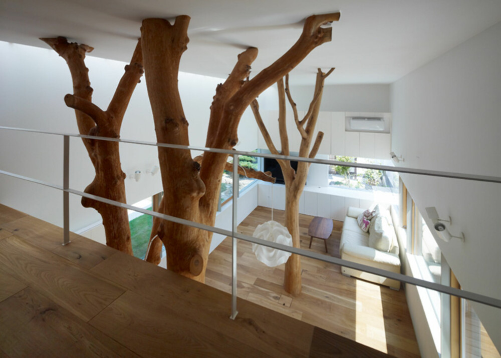 DOBBELTAKHØYDE: I stuen og på kjøkkenet er det dobbel takhøyde. Likevel måtte arkitekten senke gulvet for å få trærne inn.