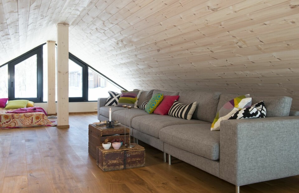 Øverst. Matlaging med utsyn: Kjøkkenbenken ved det langstrakte vinduet over er en inspirerende arbeidsplass når det skal lages mat til bare familien, eller til mange gjester.