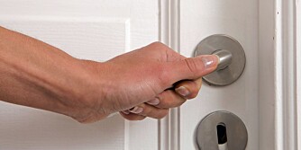 STATISK ELEKTRISITET: De fleste av oss har kjent det, den ubehaglig følelsen når du tar på et dørhåndtak og det nesten gnistrer.