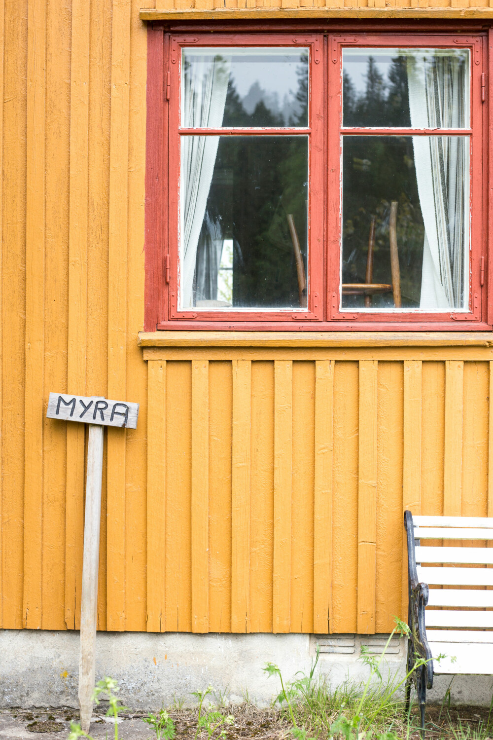 LINOLJE: Denne veggen er sannsynligvis malt med linolje, derfor passer det best å fortsette med det. (FOTO: Lise M Stang-Jacobsen/@Hverdagslykkelise)