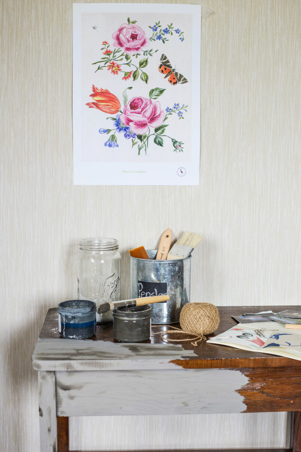 KALKMALING: Dette lille bordet har vi begynt å male med kalkmaling. Den er mørkere enn den vil bli når den er tørr. Da blir den helt matt. (FOTO: Lise M Stang-Jacobsen/@Hverdagslykkelise) KALKMALING: Dette lille bordet har vi begynt å male med kalkmaling. Den er mørkere enn den vil bli når den er tørr. Da blir den helt matt. (FOTO: Lise M Stang-Jacobsen/@Hverdagslykkelise)
