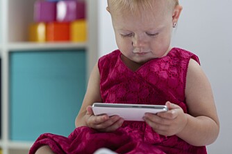 BEGYNNER TIDLIG: Små barn blir tidlig opptatt av smarttelefoner og andre digitale medier.