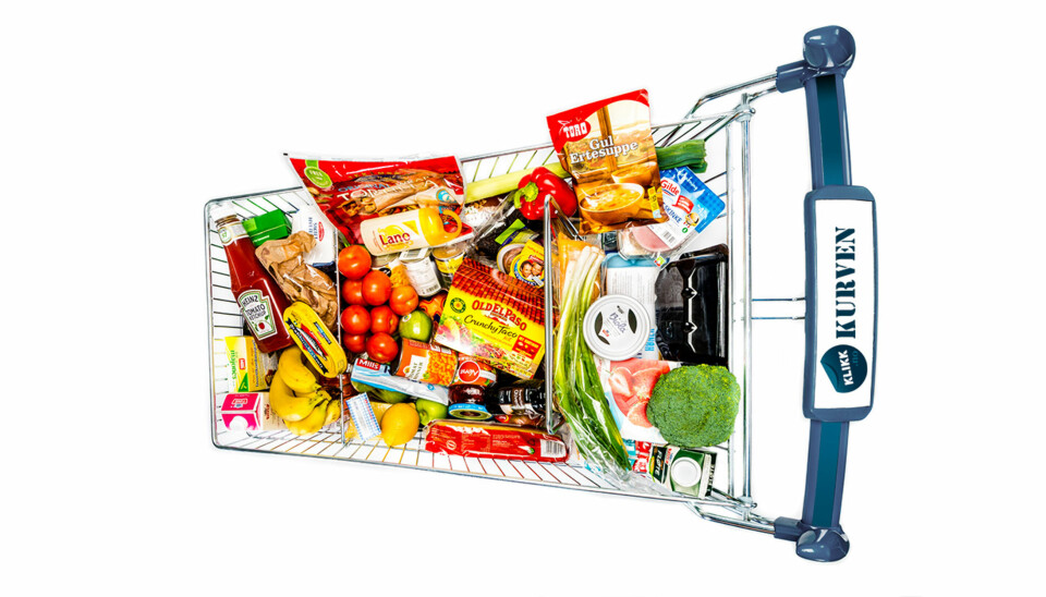 PRISTEST: Handlevogna romemr en storhandel av vanlige matvarer og toalettartikler. Totalt ligger det 74 ulike varer i vogna.