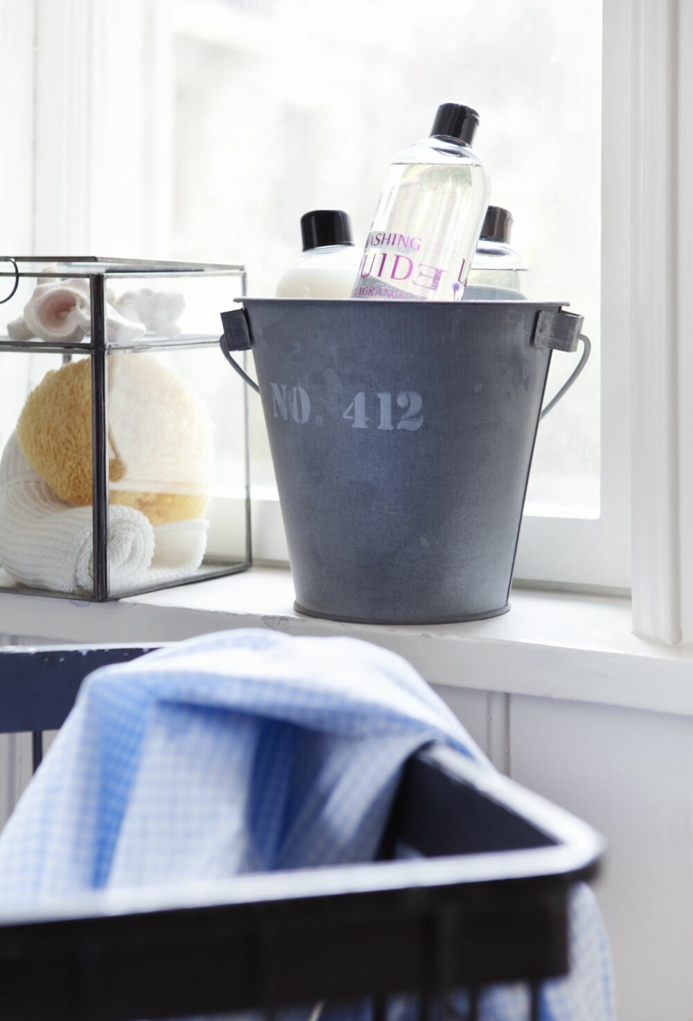 Glassboks, kr 200, Country Chic, og bøtte i sink, kr 150, Bolina. Glassboks, kr 200, Country Chic, og bøtte i sink, kr 150, Bolina.