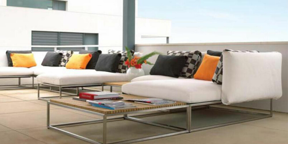 LUKSUS: Denne sofaen er fin nok til å ha inne i stuen, men er laget i et materiale som tåler både vann og utevær. Prislapp? Godt over 30 000 kroner.