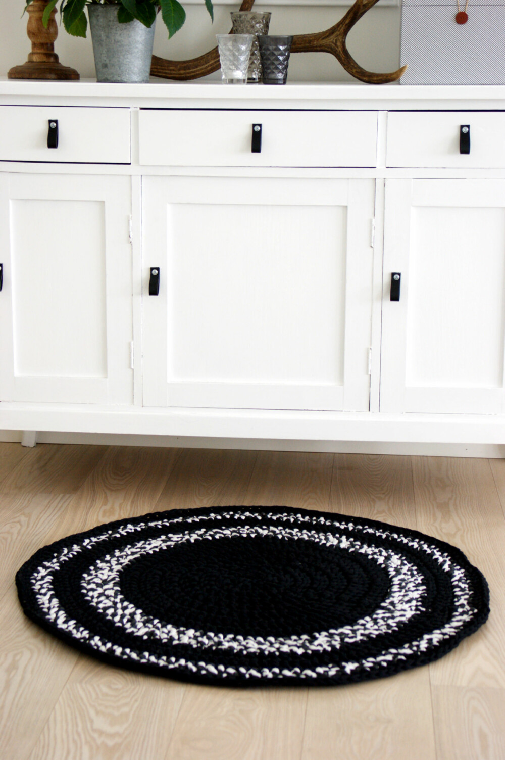 HEKLET TEPPE: Hekle ditt eget teppe med tykt garn. Perfekt til gangen eller badet.