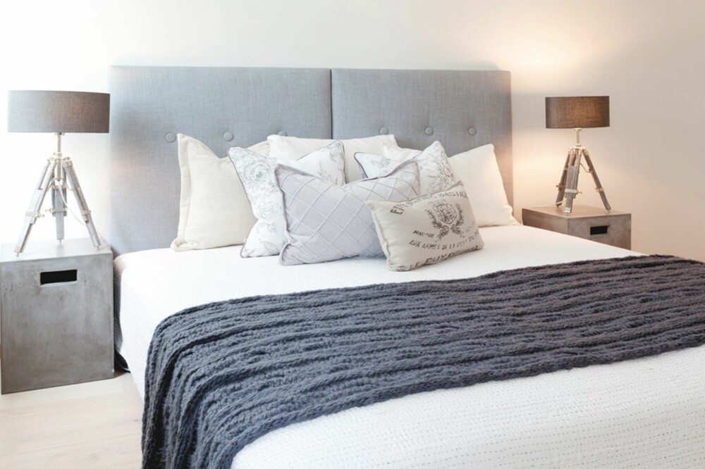 PUTER: Fyll sengen med flere rader med dekorative puter.