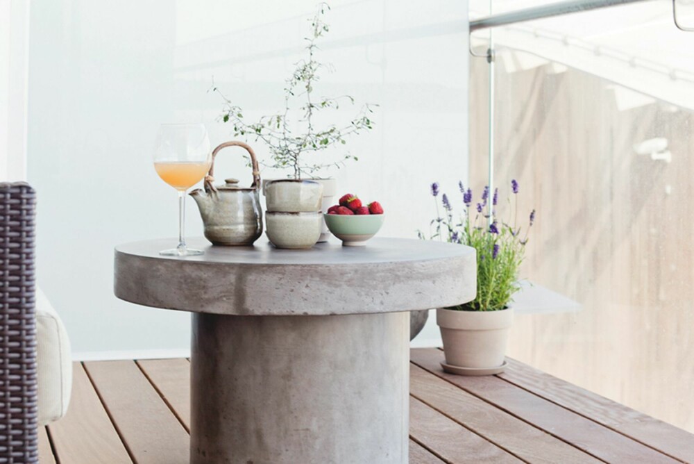 UTENDØRS: Skap en hyggelig setting med lykter og planter som viser hva potensielle kjøpere kan hygge seg med utendørs.