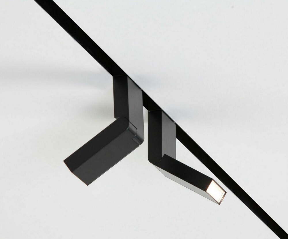STRAM STIL: Lampen TURN, designet av arkitekt Bart Lens, i stram, minimalistisk stil.