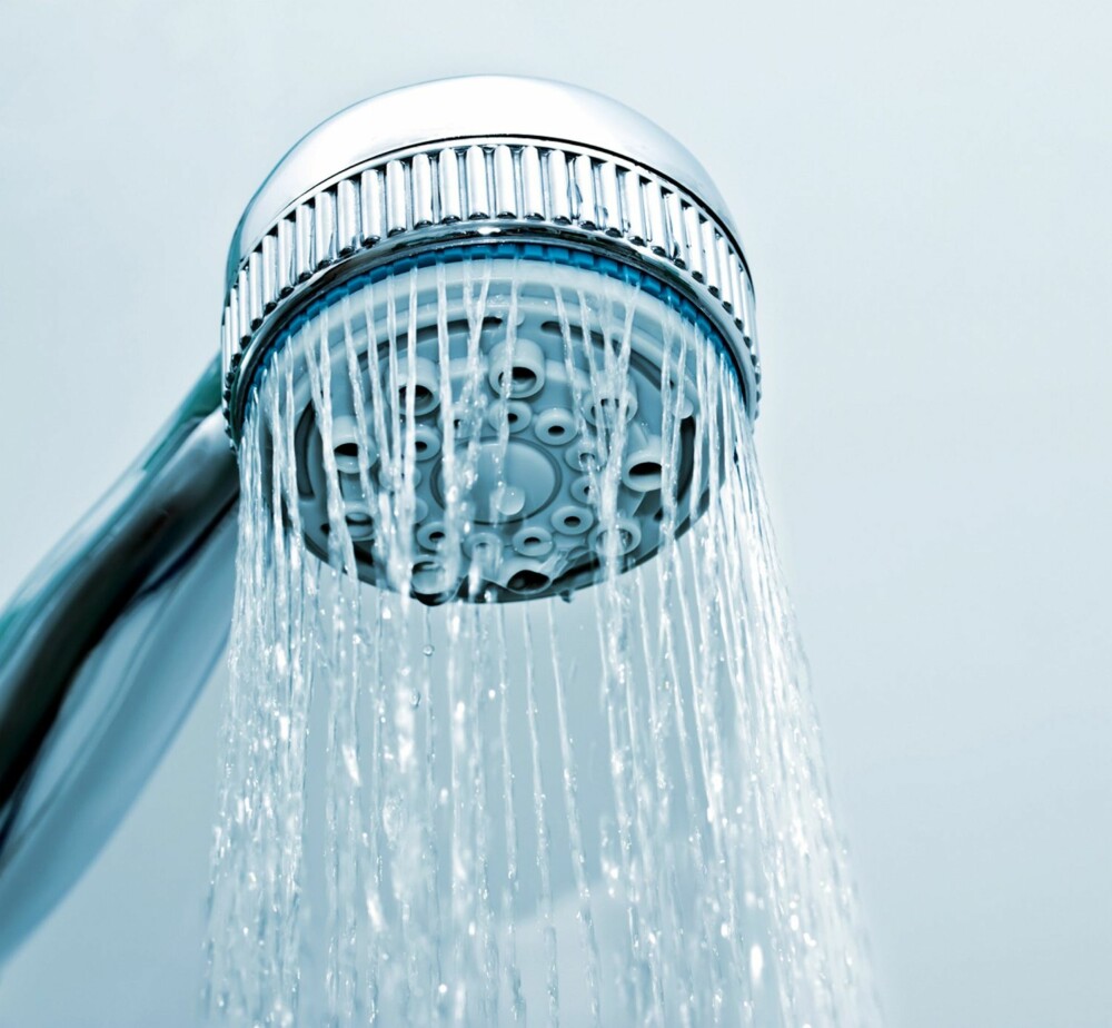 NOK ET IRRITASJONSMOMENT: En dusj med lite trykk kan gå en på nervene. Om silen er festet til vanninntaket til kranen, vil det være noe mer komplisert å skru løs silen for å rense den. Men dette er ingen umulighet.