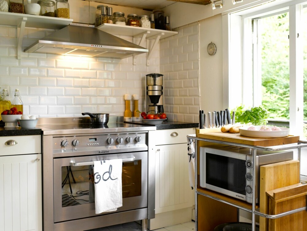 STOR TUMLEPLASS:Det luftige, hvite kjøkkenet har en stor komfyr som er beboerens store stolthet. Nye håndklær og småting skiftes stadig ut. Det landlige kjøkkenet er fra Ikea.