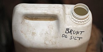 BRUKT WHITE SPIRIT KLAR TIL BRUK: Når malingsgrumset har sunket til bunns, heller du forsiktig den brukte white spiriten over på en ny kanne. Denne white spiriten er så godt som ny. BRUKT WHITE SPIRIT KLAR TIL BRUK: Når malingsgrumset har sunket til bunns, heller du forsiktig den brukte white spiriten over på en ny kanne. Denne white spiriten er så godt som ny.