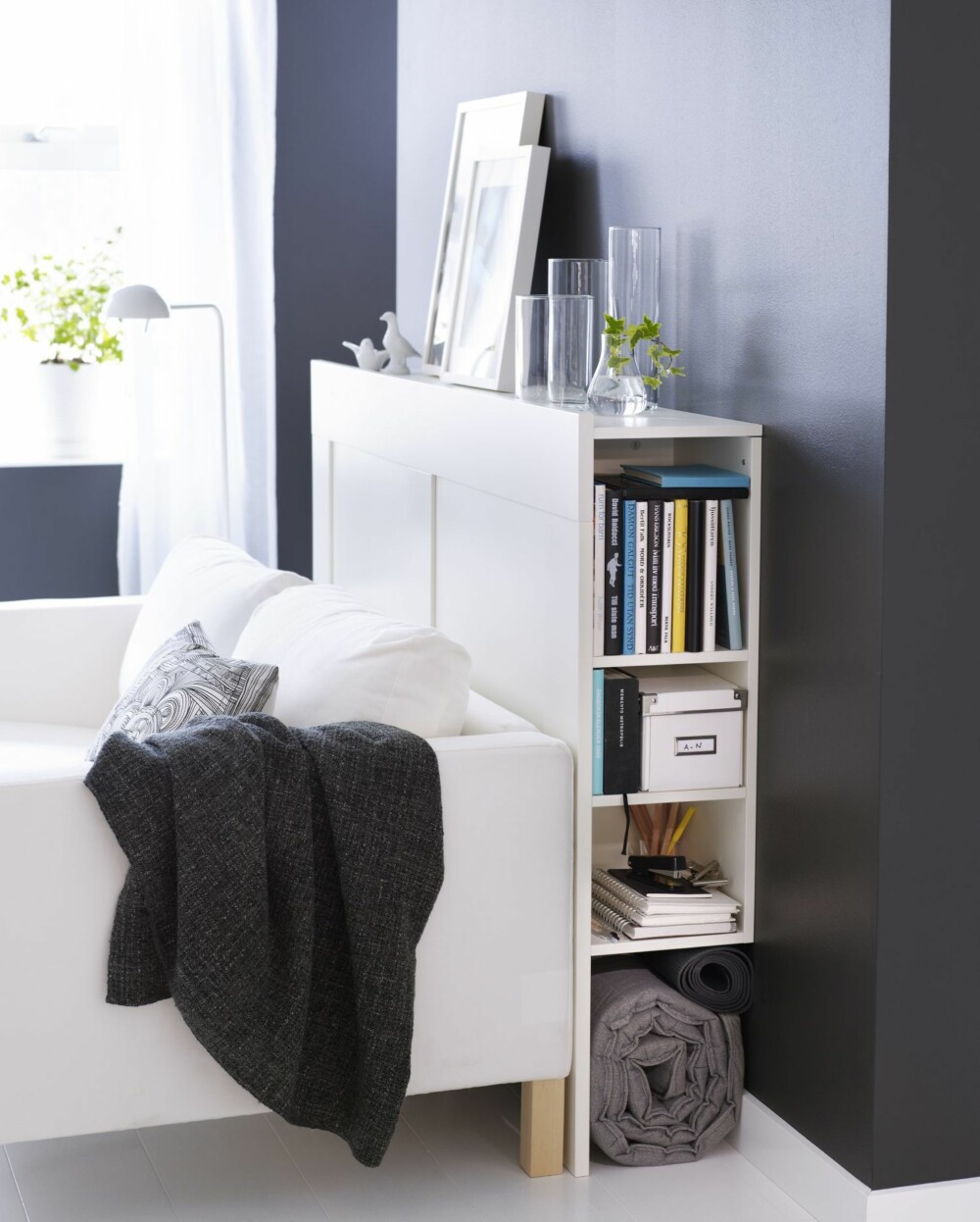 ARTIG GREP: Sengegavl med rom for bøker kan være et smart grep. Denne heter Brimnes og er fra IKEA.
