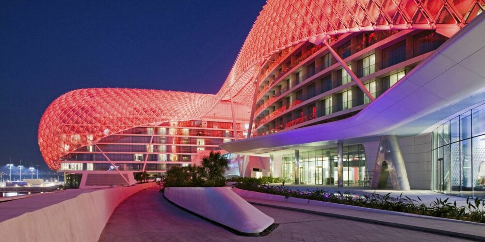 SPENNENDE HOTEL: The Yas Hotel i Abu Dhabi kan friste med en Formel 1-bane som går tvers gjennom hotellet.