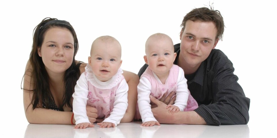 TO SMÅ PRINSESSER: Mamma Tone Damstuen Ryland og pappa Joachim Aasemyr ser lett forskjell på jentene sine, men de fleste andre sliter litt.