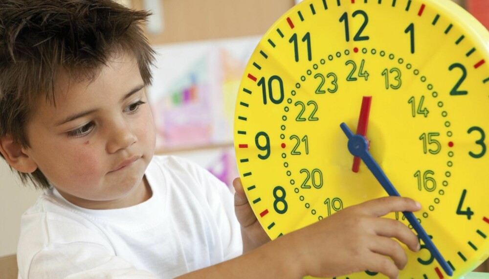 GJØR DET MORSOMT: Et godt tips er å gjøre det gøy for barnet å lære klokken.