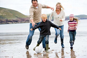FARSDAG: Fotball på stranda tross vær og gjerne i langstøvler kan være pappas drømmedag på farsdagen.