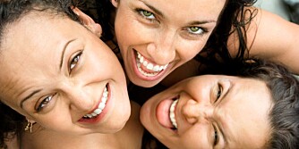 STØRRE LIVSGLEDE: Kvinner er generelt gladere og mer optimistiske enn menn, ifølge britisk forskning.