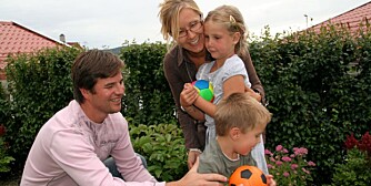 SOM OFTEST VENNER: Foreldrene Hilde Angell Eid og Jan Petter Eid opplever at barna Martine (6) og Herman (4) krangler mer i ferien enn ellers. De forsøker å overse kranglingen, eller la barna ordne opp selv.
