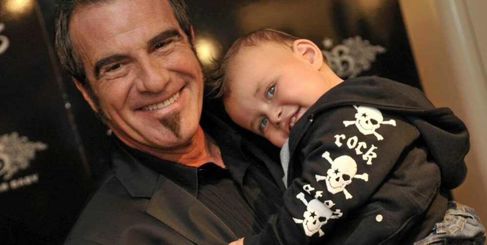 KUL PAPPA: Tico Torres må være en av verdens rocka fedre. Før han fikk sønnen Hector Alexander, fant han opp klesmerket Rock Star Baby.