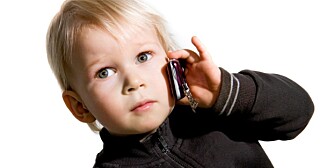 UNG MOBILDEBUT: Stadig yngre barrn får mobiltelefon.
