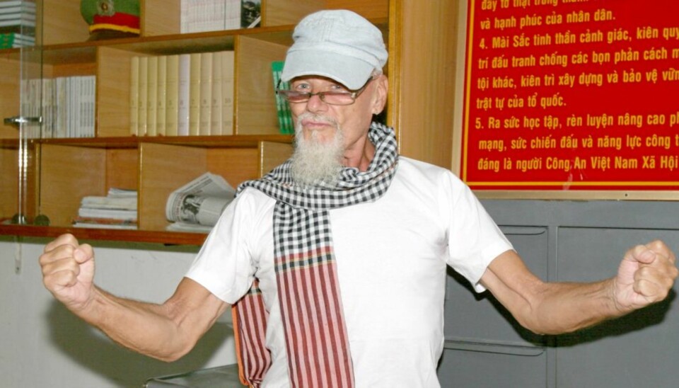 FRI IGJEN: Gary Glitter barsker seg etter å sonet sine tre år i vietnamesisk fengsel. Han ble umiddelbart etterpå eskortert til flyplassen med enveisbillett til England.