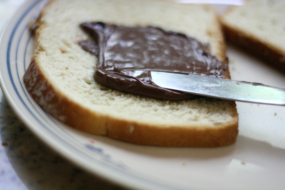 FRISTENDE: Det kan være fristende å ty til en skive sjokoladepålegg hvis barna ikke vil spise.