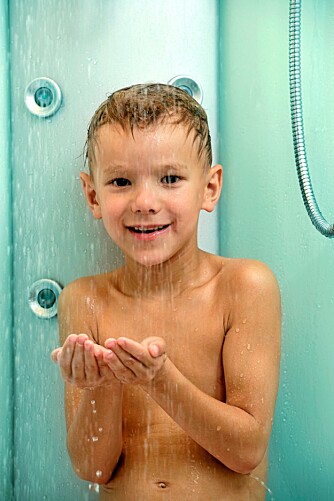 DUSJ: Barn kan dusje istedenfor å bade.