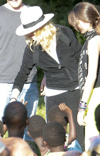 HILSTE: Madonna og datteren Lourdes hilser på barn i Malawi søndag.