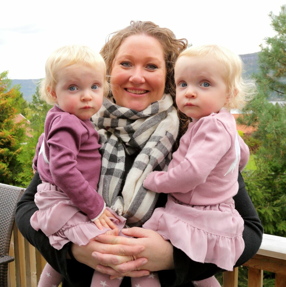 STOR OVERRASKELSE: Da Ingvild Drange Tronhus og mannen bestemte seg for å få et tredje barn var overraskelsen stor da hun skulle få tvillinger. Ulrikke (t.v.) og Henriette er nå ett år gamle.