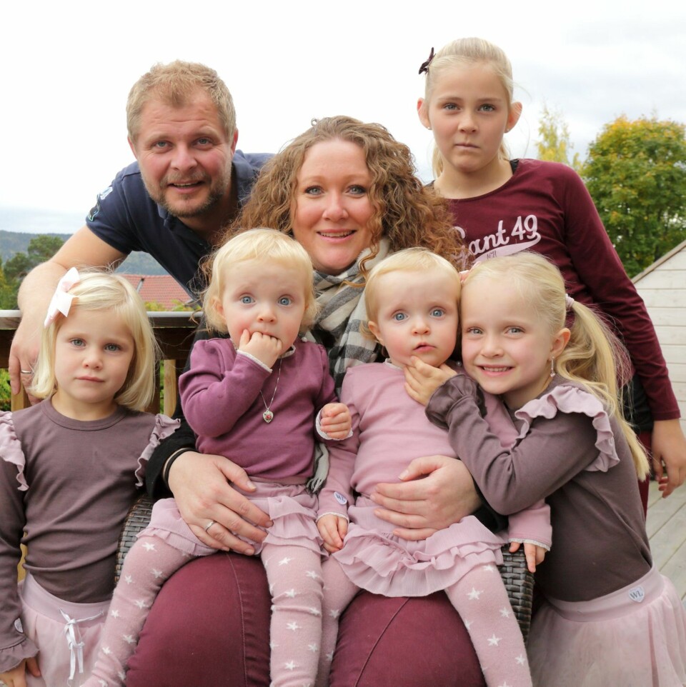FOLK STIRRER: Nå hele storfamilien er sammen er det mange som stirrer, og som tror familien består av to tvillingpar. Familien består av Ingvild Drange Tronhus, mannen Brede, bonusdatter Martine Qvam Tronhus (11), Hermine (3,5 f.v.), tvillingene Ulrikke og Henriette og Nicoline (5).