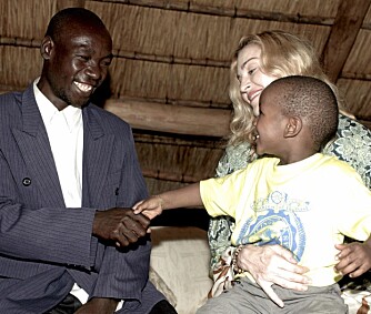 MØTTES IGJEN: Yohane Banda møter sin biologiske sønn David og hans adoptivmor Madonna
