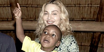 STOLT BROR: Madonnas adoptivsønn David viste stolt fram sin nye søster til gjestene i middagsselskapet.