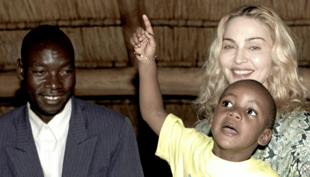 INGEN NY SØSTER: David Banda fikk møte sin biologiske far, Yohane Banda, mandag. Madonna besøkte Malawi for å hente en søster til David, mn adopsjonen gikk fredag i vasken.
