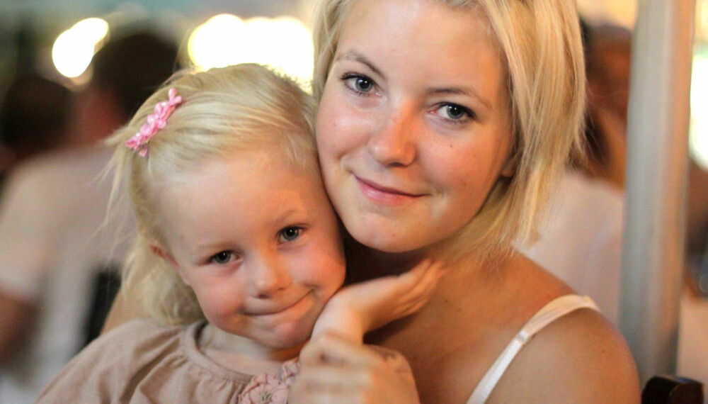 UNG MAMMA: - Jeg startet «voksenlivet» relativt tidlig da jeg ble gravid for første gang som 16-åring. Men jeg trives veldig godt med livet jeg har nå, sier Silje Helén. UNG MAMMA: - Jeg startet «voksenlivet» relativt tidlig da jeg ble gravid for første gang som 16-åring. Men jeg trives veldig godt med livet jeg har nå, sier Silje Helén.