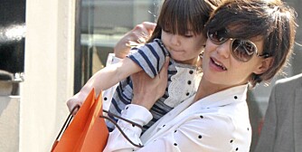 SHOPPING: Katie Holmes og Tom Cruise skal ha brukt millioner av dollar på datteren Suri. Her er mor og datter på shopping i New York.
