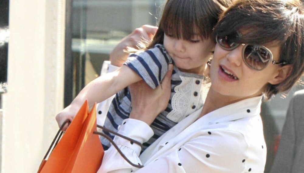 SHOPPING: Katie Holmes og Tom Cruise skal ha brukt millioner av dollar på datteren Suri. Her er mor og datter på shopping i New York. SHOPPING: Katie Holmes og Tom Cruise skal ha brukt millioner av dollar på datteren Suri. Her er mor og datter på shopping i New York.